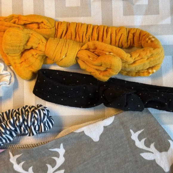 Baby Girls Assorted Bows + Bonus Bib - Picture 2 of 4